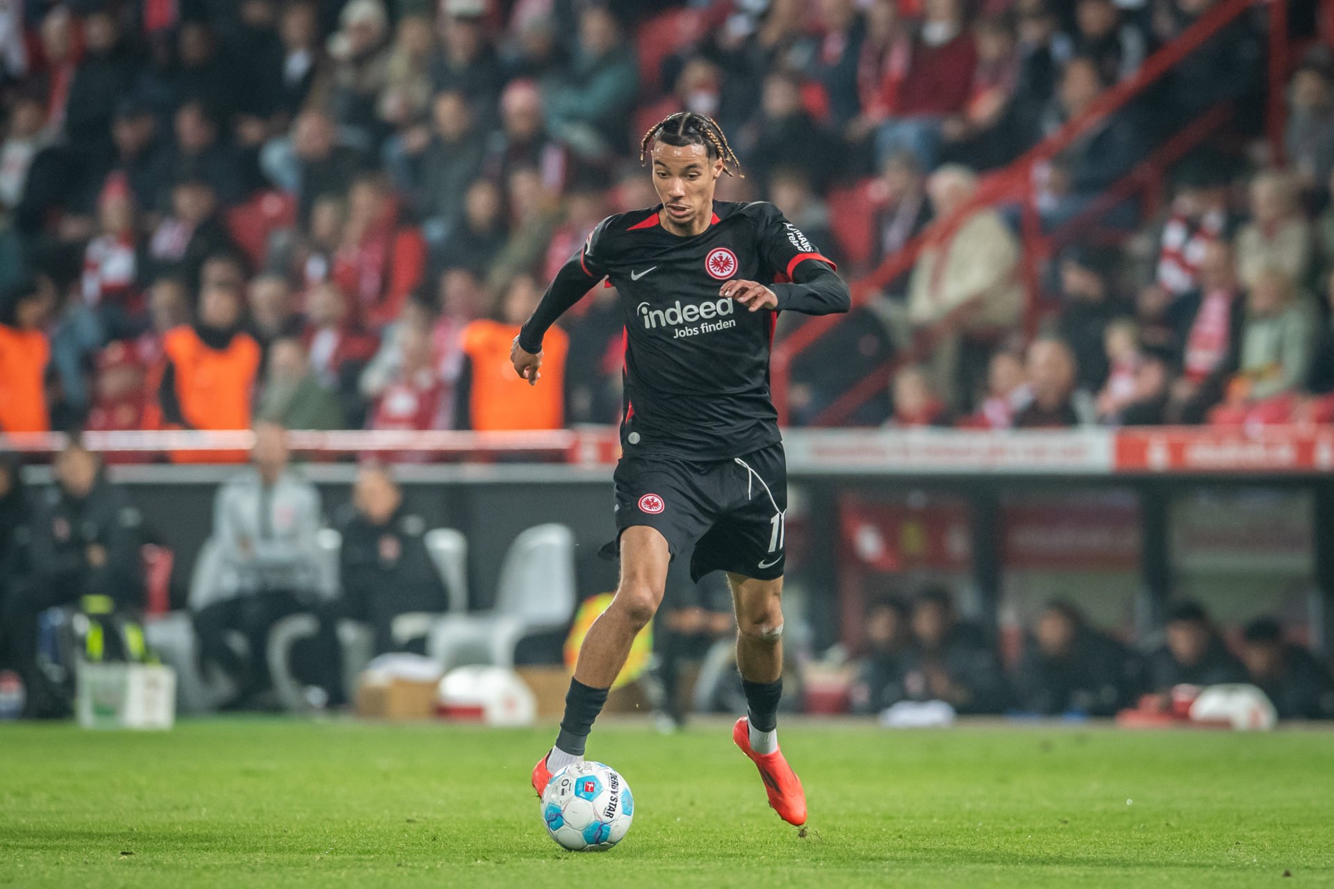 Chelsea suggest new proposal during ‘positive talks’ over signing Hugo Ekitike