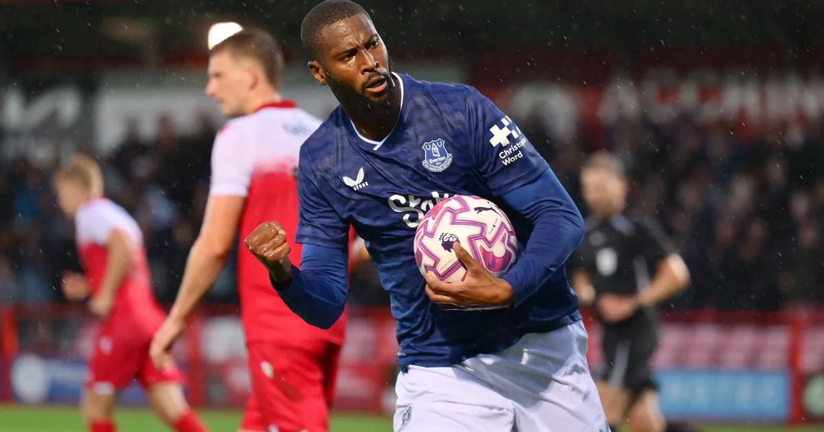 Beto makes classy Everton gesture as David Moyes offers future hint